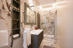 Een douche, een haardroger, een bidet