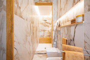 Een douche, een haardroger, een bidet