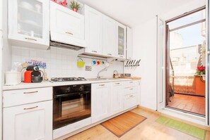 Fridge, oven, stovetop, coffee/tea maker