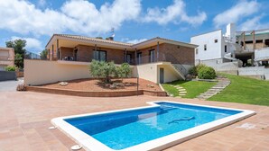 A modern house with a swimming pool, a covered patio, and a well-maintained lawn. - Holiday Home 'Casa Tico' with Private Pool, Wi-Fi (Roda De Bara)