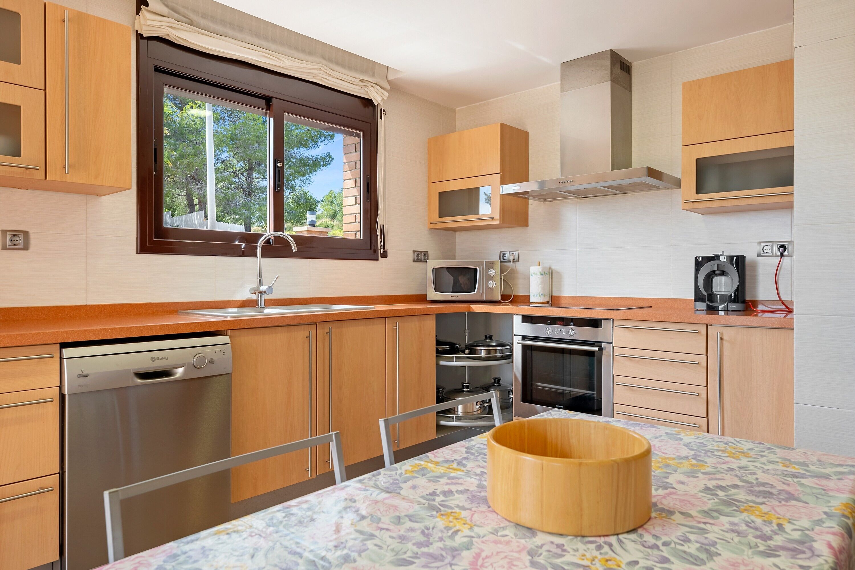 Kühlschrank, Mikrowelle, Herdplatte, Geschirrspüler