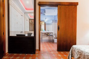 2 bedrooms, iron/ironing board, bed sheets