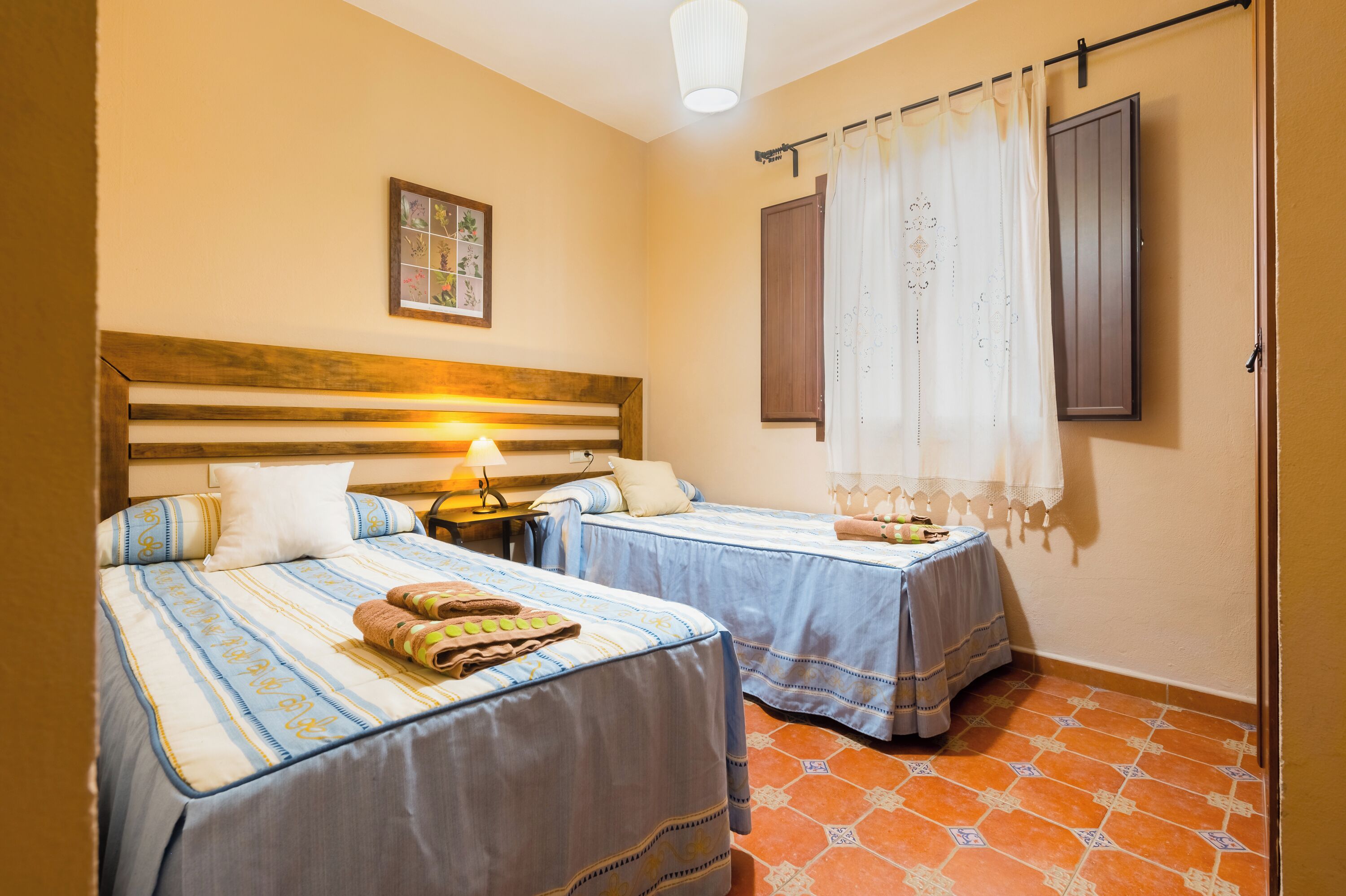 2 dormitoris, planxa i posts de planxar i roba de llit 