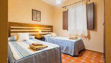 2 habitaciones, tabla de planchar con plancha y ropa de cama