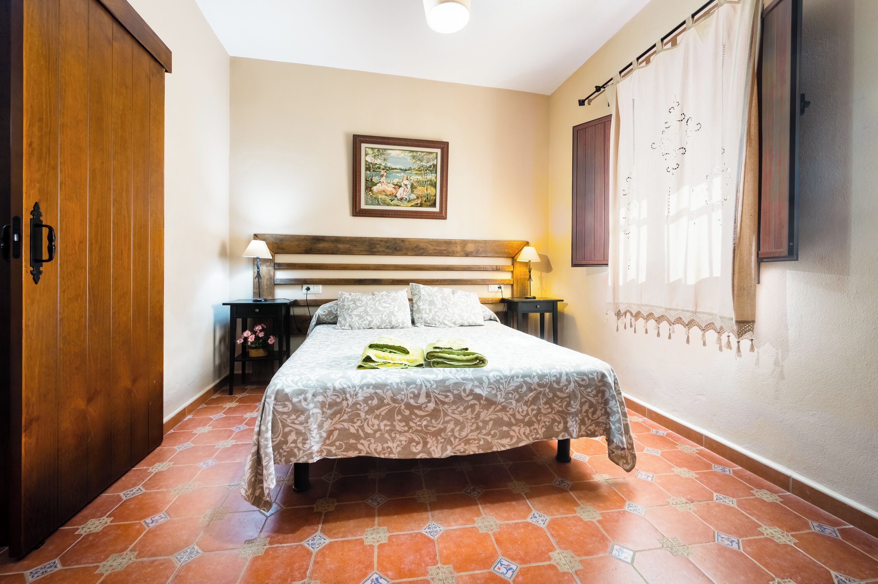 2 habitaciones, tabla de planchar con plancha y ropa de cama 