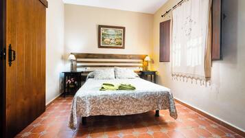 2 habitaciones, tabla de planchar con plancha y ropa de cama