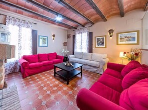 Tv, eldstad och dvd-spelare