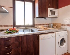 Jääkaappi, mikroaaltouuni, liesi, astianpesukone