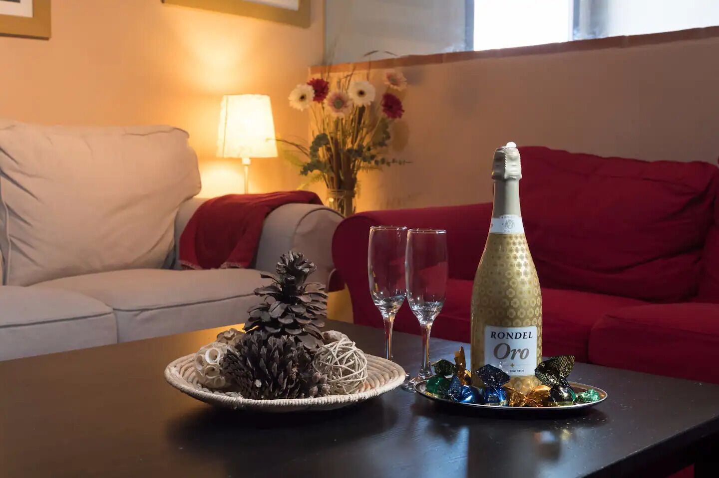 Una televisión, una chimenea, un reproductor de DVD