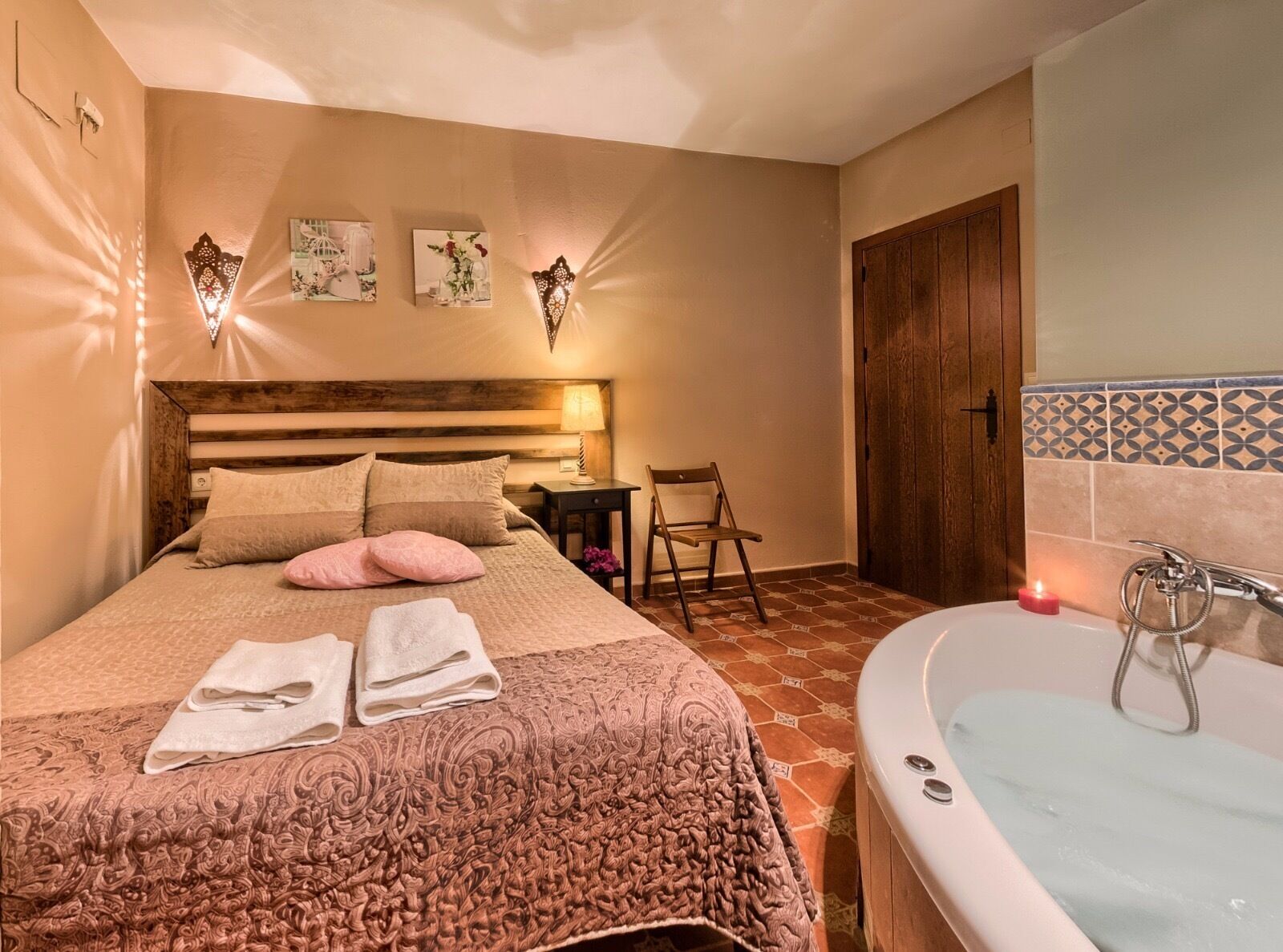 1 dormitorio, tabla de planchar con plancha, ropa de cama