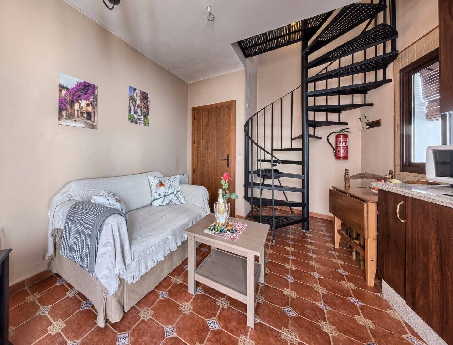 Télévision, cheminée, lecteur de DVD