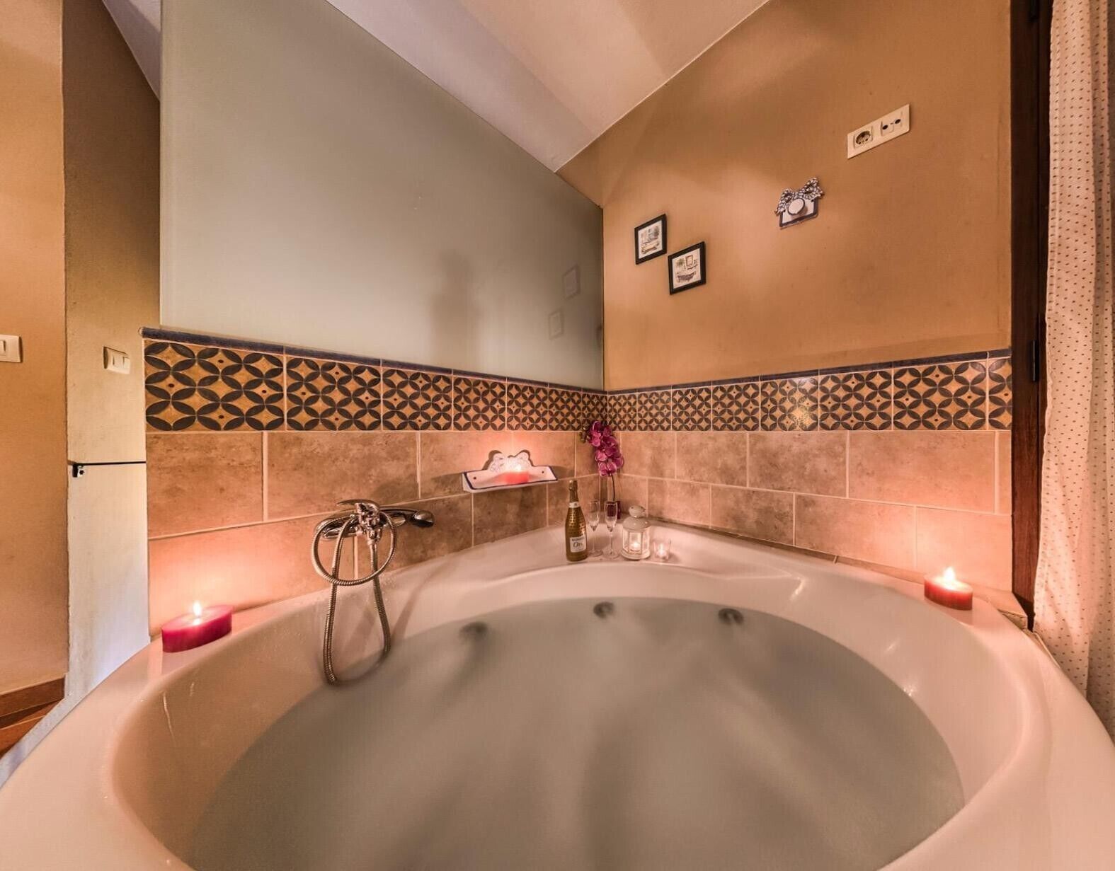 Suihku, hiustenkuivaaja, pyyhkeet