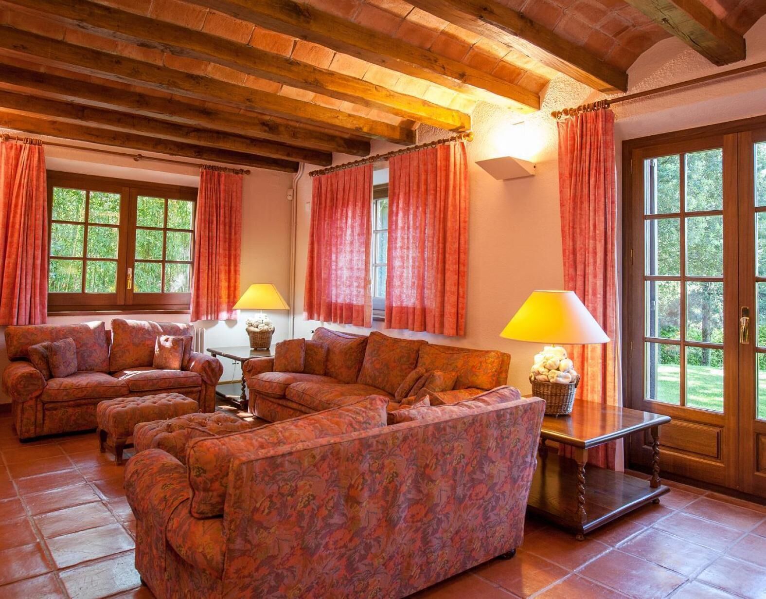 Een televisie, een open haard, een dvd-speler en een tafeltennistafel