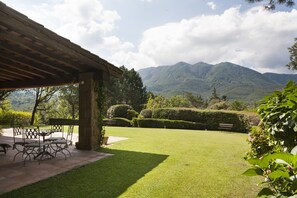 Outdoor dining - Country Home 'Gran Castanyer' with Mountain View, Private Pool and Wi-Fi (Viladrau)