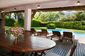 Outdoor dining - Country Home 'Gran Castanyer' with Mountain View, Private Pool and Wi-Fi (Viladrau)