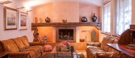 Télévision, cheminée, lecteur de DVD, table de tennis de table