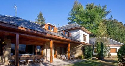 Casa de campo 'Petit Castanyer' con vistas a la montaña, piscina privada y Wi-Fi