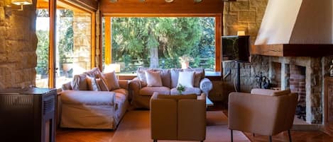 Téléviseur, foyer, lecteur de DVD, table de ping-pong