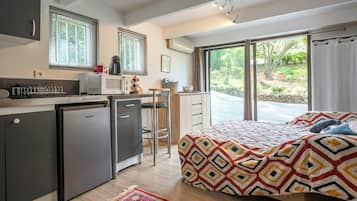 Réfrigérateur, micro-ondes, plaque de cuisson, cafetiÚre/bouilloire