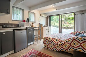 Réfrigérateur, micro-ondes, plaque de cuisson, cafetière/bouilloire