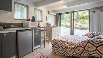 Kühlschrank, Mikrowelle, Herdplatte, Wasserkocher mit Kaffee-/Teezubehör