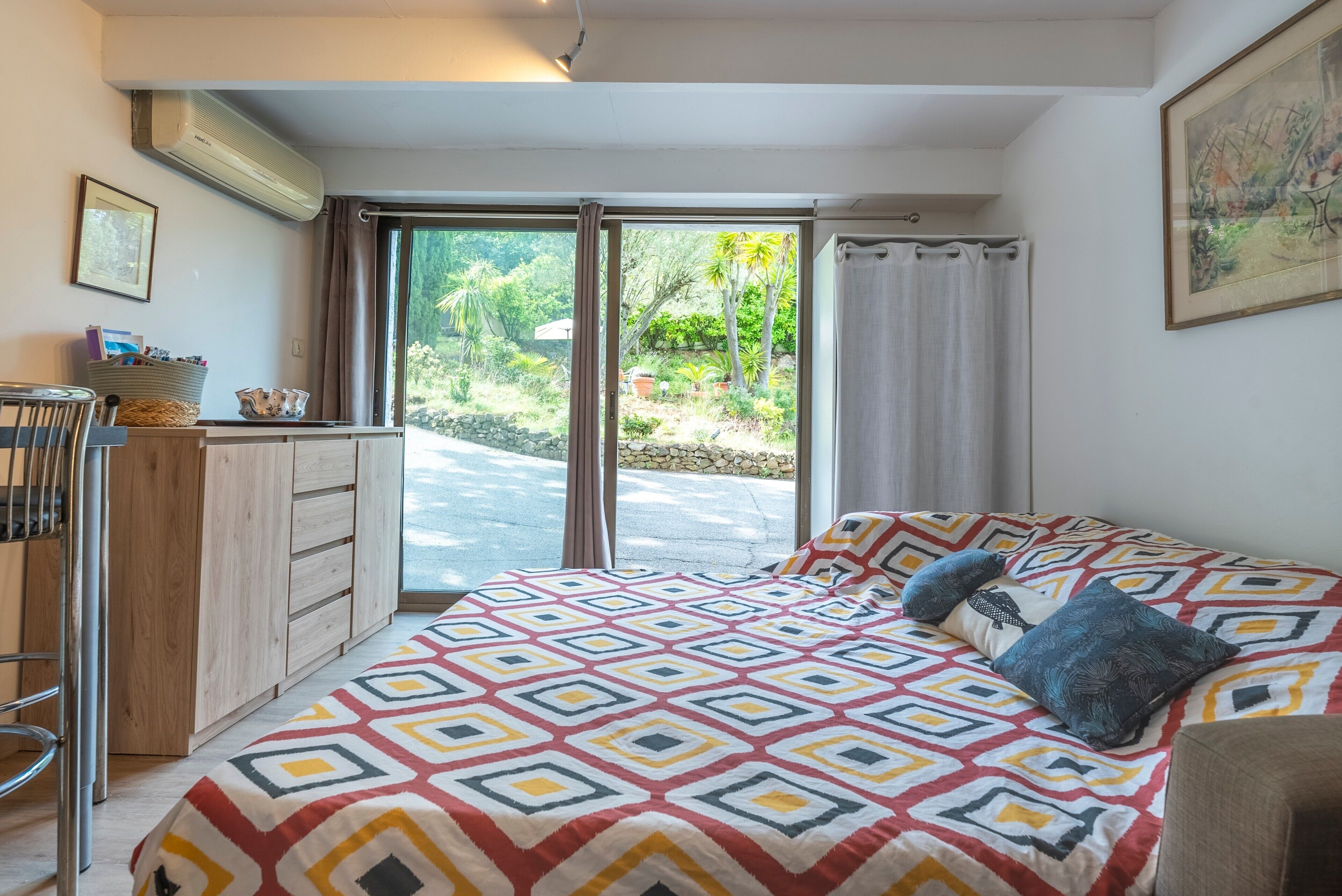 Free WiFi, bed sheets