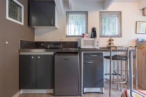 Fridge, microwave, stovetop, coffee/tea maker - Studio 'L'espeoutier' with private pool, Wi-Fi and air conditioning (Fréjus)