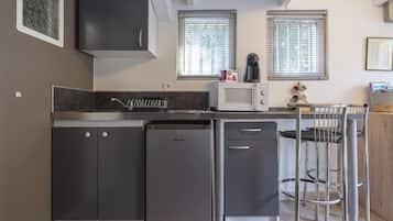 Kühlschrank, Mikrowelle, Herdplatte, Wasserkocher mit Kaffee-/Teezubehör