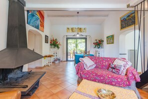 Télévision, cheminée, table de tennis de table