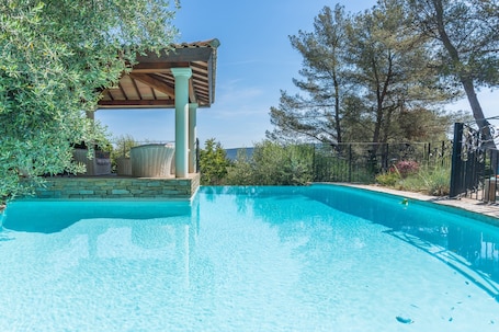 Pool. Gîte near Aix and Marseille with Pool