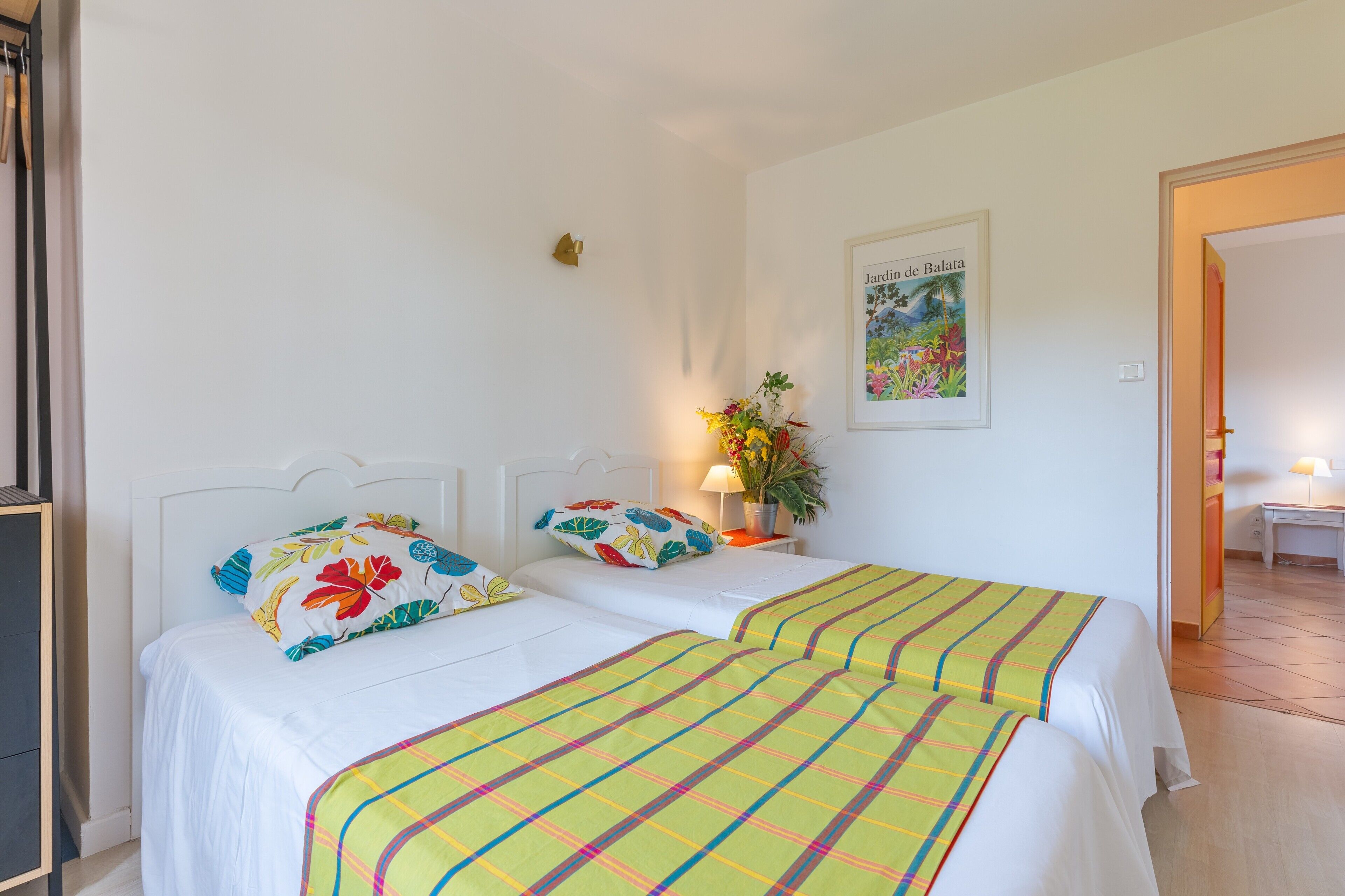 3 slaapkamers, een strijkplank/strijkijzer, gratis wifi, beddengoed