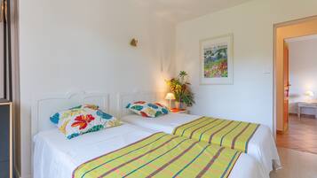 3 slaapkamers, een strijkplank/strijkijzer, gratis wifi, beddengoed