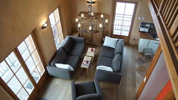 Una televisión, una chimenea, un reproductor de DVD