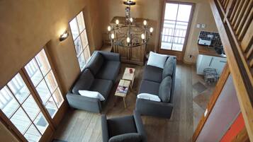 Tv, eldstad, dvd-spelare och en stereo