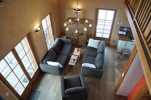 Télévision, cheminée, lecteur de DVD, chaßne hi-fi