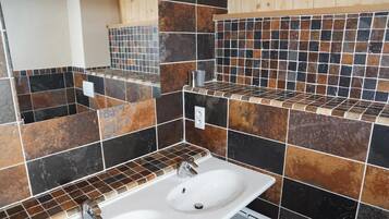 Douche, sèche-cheveux, serviettes fournies