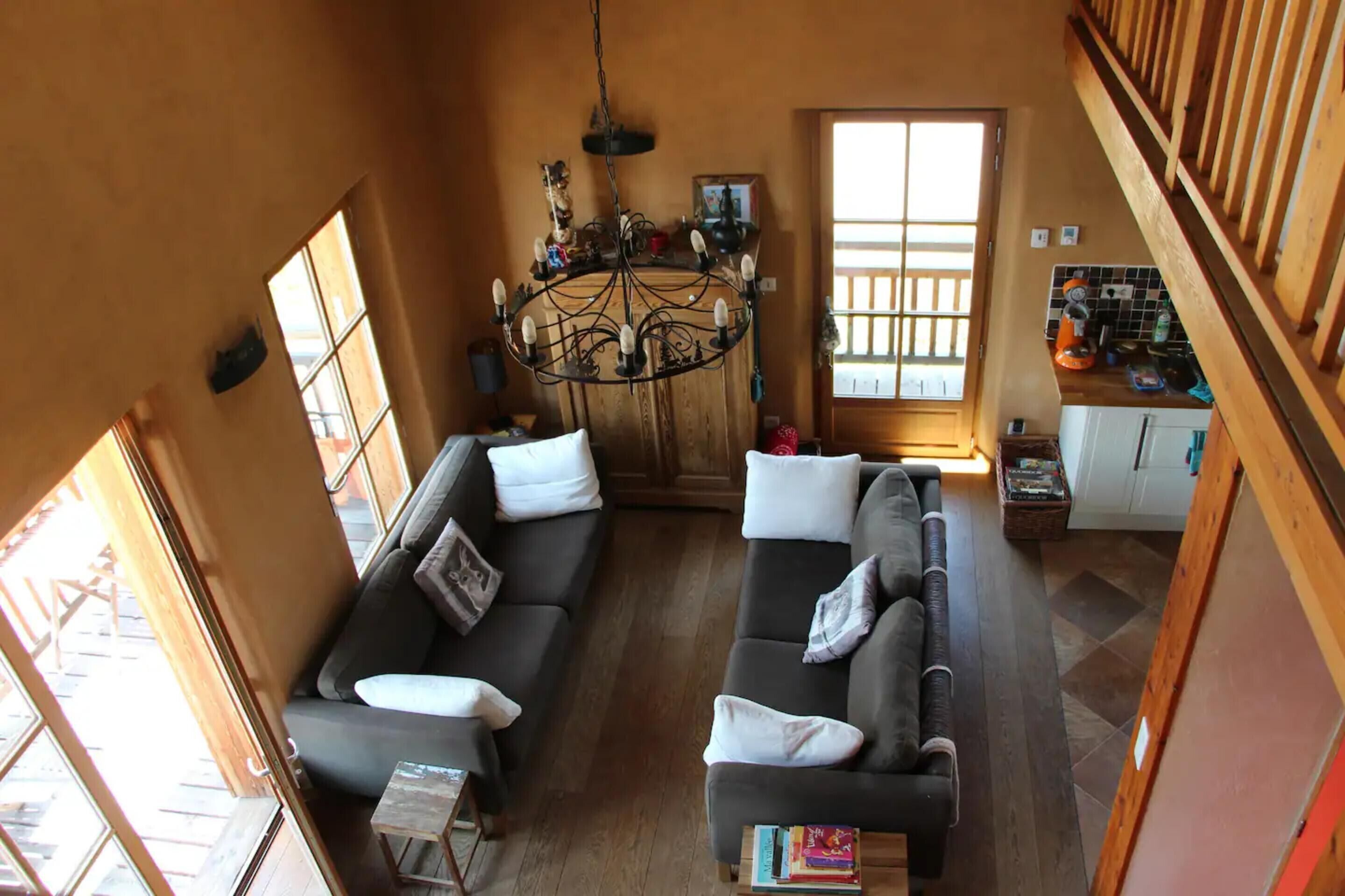 Télévision, cheminée, lecteur de DVD, chaîne hi-fi