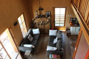 Televisión, chimenea, reproductor de DVD y estéreo 