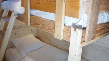 8 slaapkamers, een strijkplank/strijkijzer, gratis wifi, beddengoed