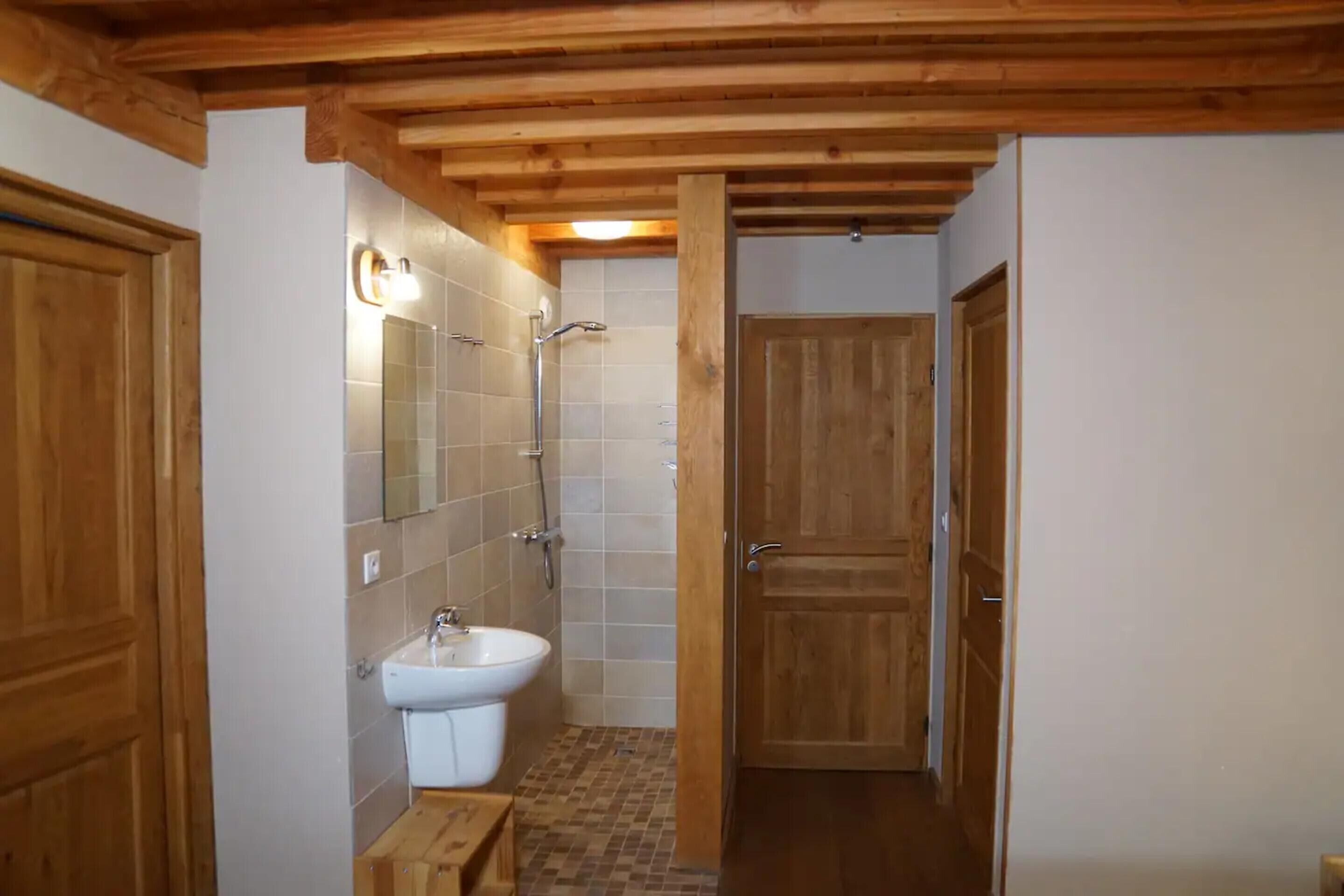 Douche, sèche-cheveux, serviettes fournies