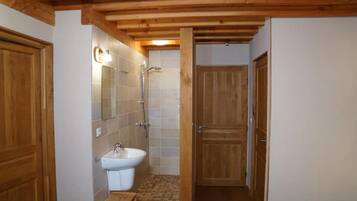 Douche, sĂšche-cheveux, serviettes fournies
