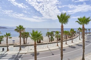 在海灘附近