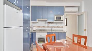 Kylskåp, mikrovågsugn, ugn och spishäll