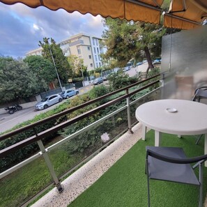 Outdoor dining - 06U - Beautiful studio in residence - swimming pool and tennis court (Saint-Laurent-du-Var)