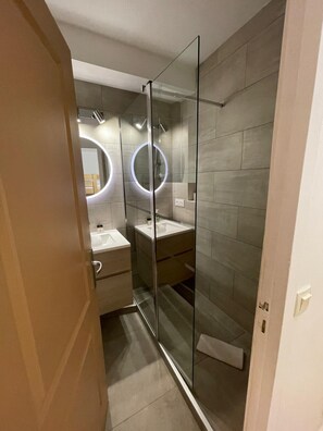 Free toiletries, hair dryer, towels - 06U - Beautiful studio in residence - swimming pool and tennis court (Saint-Laurent-du-Var)