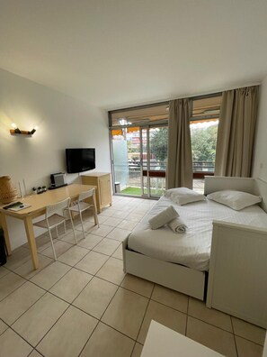 WiFi, bed sheets - 06U - Beautiful studio in residence - swimming pool and tennis court (Saint-Laurent-du-Var)
