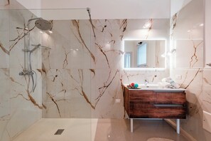 Ducha, secador de pelo, bidet, toallas