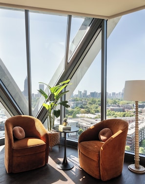 Ylelliset vuodevaatteet, minibaari, tallelokero huoneessa