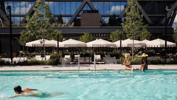 Una piscina al aire libre de temporada (de 09:00 a 19:00), tumbonas