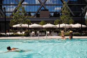 Piscina externa sazonal, funciona das 9h às 19h, espreguiçadeiras